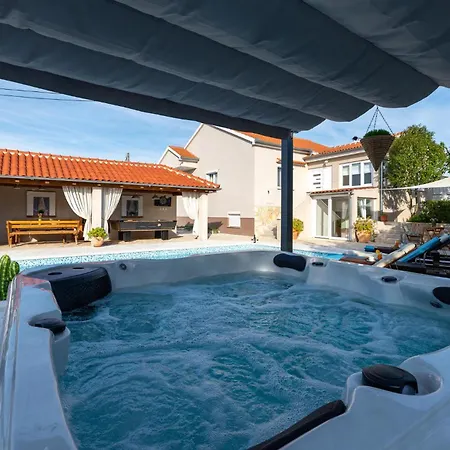 3 Bedroom Stunning In *